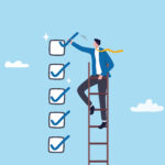 ilustração de homem dando check em etapas
