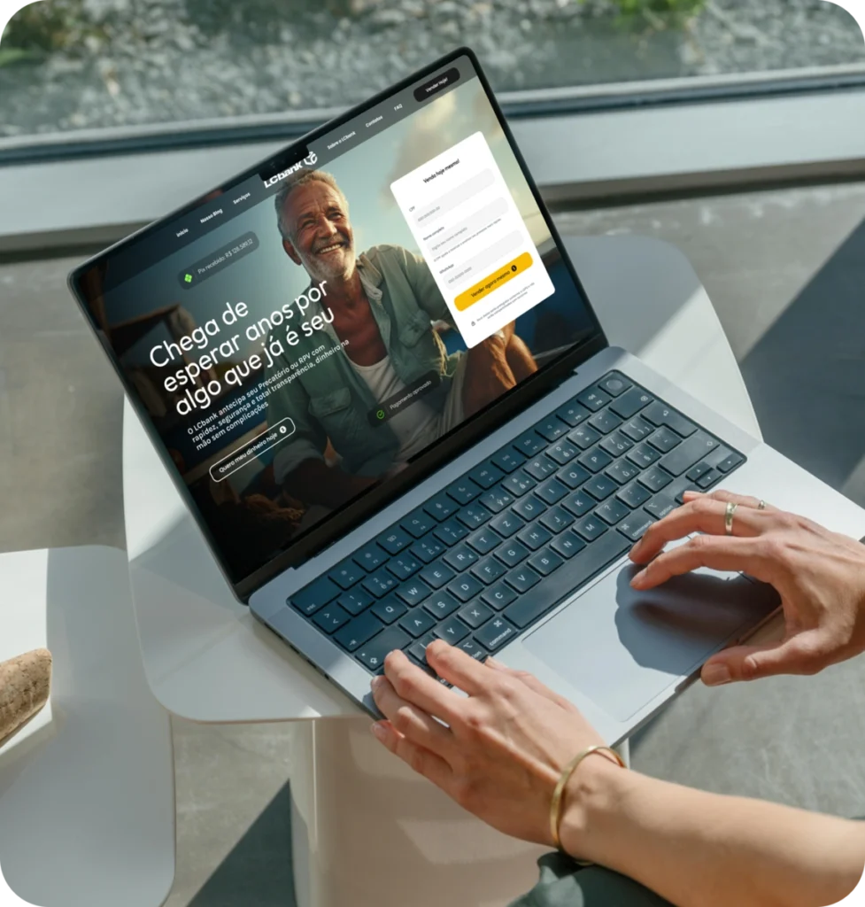 Laptop LG Bank com homem sorrindo e texto "Chega de esperar por algo que já é seu